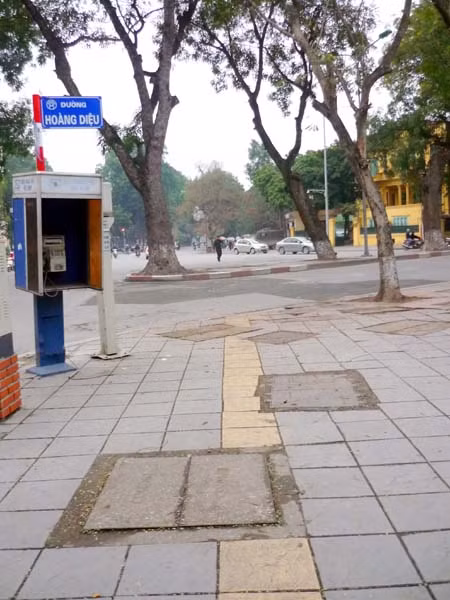 Chuyện chiếm dụng vỉa hè Hà Nội-Kỳ 2: Vỉa hè của ai? ảnh 1