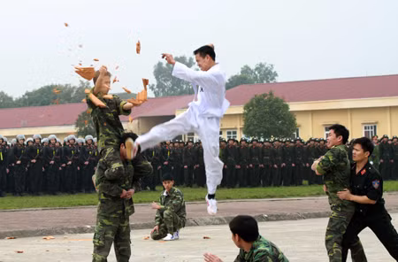 Cảnh sát cơ động luyện tập như phim hành động ảnh 3