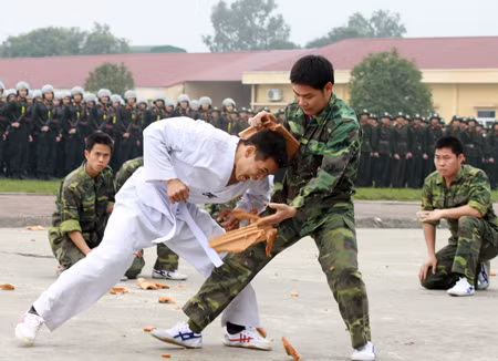 Cảnh sát cơ động luyện tập như phim hành động ảnh 2