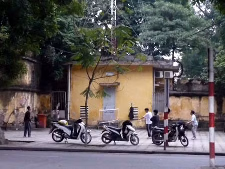 Chuyện chiếm dụng vỉa hè Hà Nội-Kỳ 5: “Sân trường” của học sinh ảnh 2