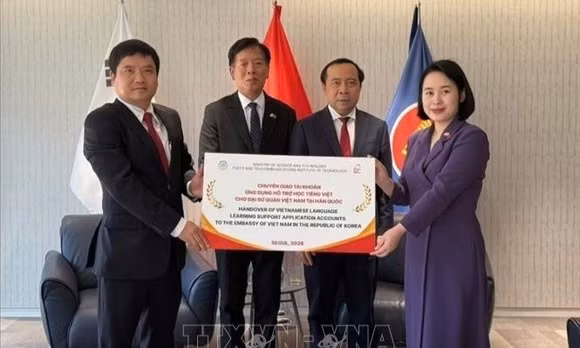 Trao tặng 'Ứng dụng học tiếng Việt' cho cộng đồng người Việt Nam tại Hàn Quốc