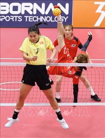 VĐV Việt Nam (áo vàng) thi đấu với VĐV Hàn Quốc tại bán kết nội dung đôi nữ môn cầu mây trong khuôn khổ ASIAD 2026 ở thành phố Nagoya, miền Trung Nhật Bản, ngày 28/9/2026. Ảnh: Yonhap/TTXVN phát