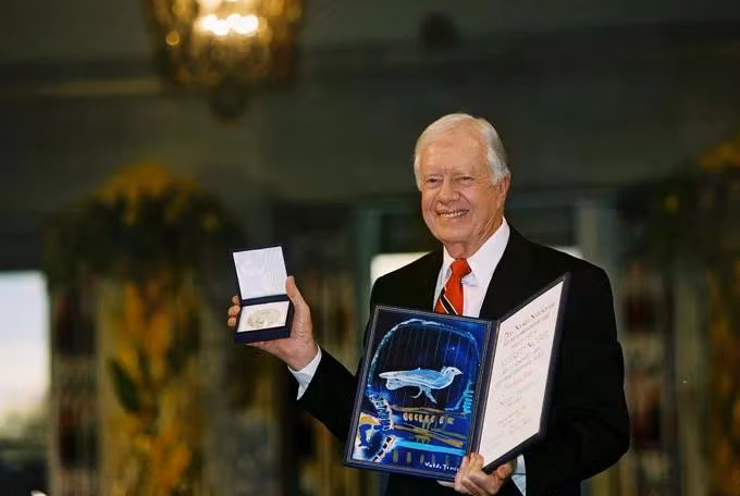 Cựu Tổng thống Jimmy Carter nhận giải Nobel Hòa bình tại Oslo City Hall hồi tháng 12/2002. Ảnh: Trung tâm Carter.