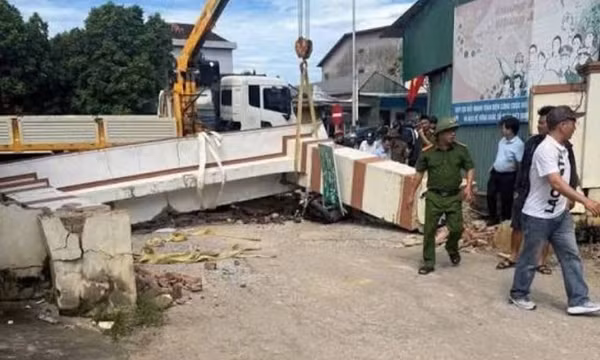 Sập cổng chào thôn ở Hà Tĩnh, đè bị thương hai mẹ con