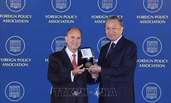 Tổng Bí thư, Chủ tịch nước Tô Lâm nhận Huy chương của FPA
