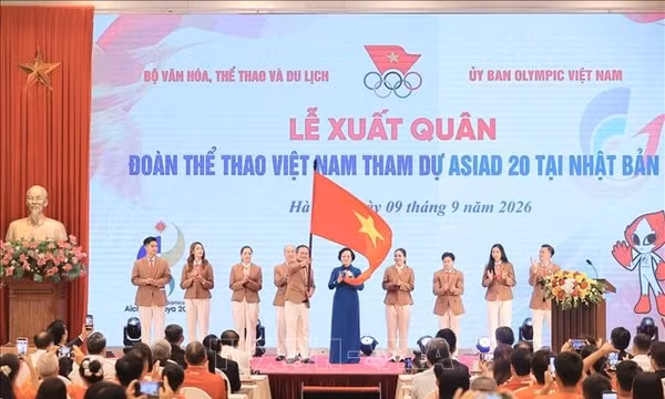 Thanh Thúy và Quang Kiệt cầm cờ Đoàn Thể thao Việt Nam tại khai mạc ASIAD 20
