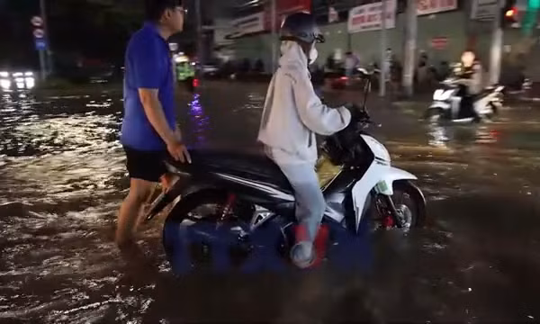 Triều cường làm đảo lộn sinh hoạt và giao thông TP Hồ Chí Minh