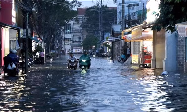 Mưa lớn kết hợp triều cường gây ngập sâu nhiều tuyến đường ở Vĩnh Long