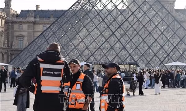 Trang sức bị đánh cắp tại Bảo tàng Louvre có giá trị hơn 100 triệu USD