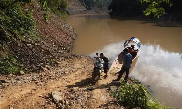 Gỡ khó cho hành trình đến lớp ở Lượng Minh