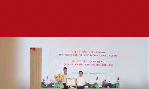 Khen thưởng nam sinh lớp 11 dũng cảm cứu hai em nhỏ rơi xuống sông