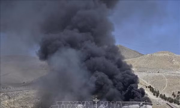 Tên lửa, UAV Iran lần đầu tấn công UAE giữa lệnh ngừng bắn, khiến cơ sở lọc dầu bốc cháy