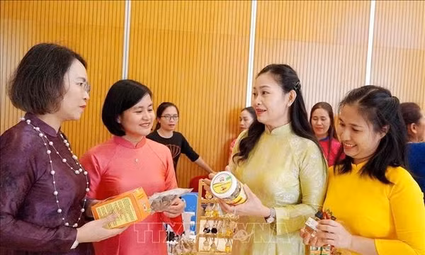 Phát huy vai trò phụ nữ trong nông nghiệp công nghệ cao gắn với tăng trưởng xanh