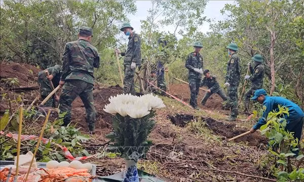 Vượt núi băng rừng tìm kiếm, đưa các liệt sĩ về địa phương an nghỉ