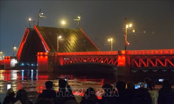 Ngắm cực quang trên bầu trời St. Petersburg từ tòa nhà cao nhất châu Âu