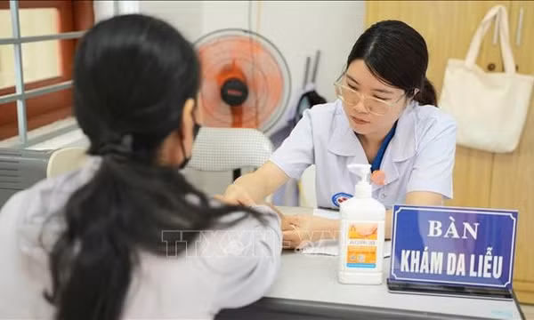 Củng cố y tế cơ sở, lấy sức khỏe nhân dân làm thước đo