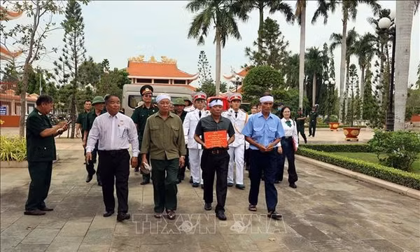 Hỗ trợ thân nhân đưa hài cốt liệt sĩ trở về quê hương