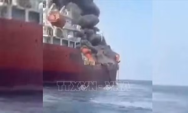 Iran tuyên bố tàu chở dầu phát nổ sau khi va thủy lôi tại eo biển Hormuz