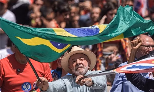 Bầu cử Tổng thống Brazil: Hai ứng cử viên bám đuổi sít sao