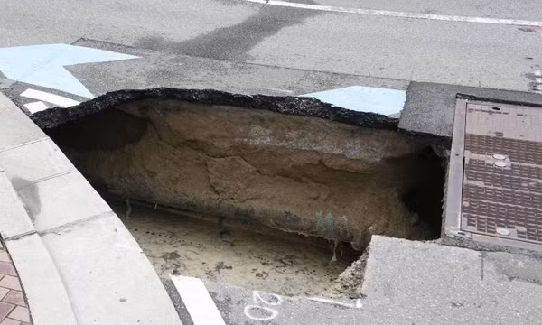Hố sụt sâu tới 50m ở Thái Lan, nuốt chửng cột điện, ô tô