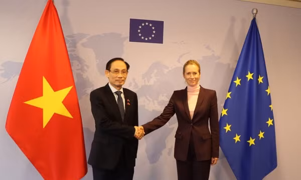 Bộ trưởng Ngoại giao Lê Hoài Trung gặp Đại diện cấp cao EU về chính sách đối ngoại và an ninh
