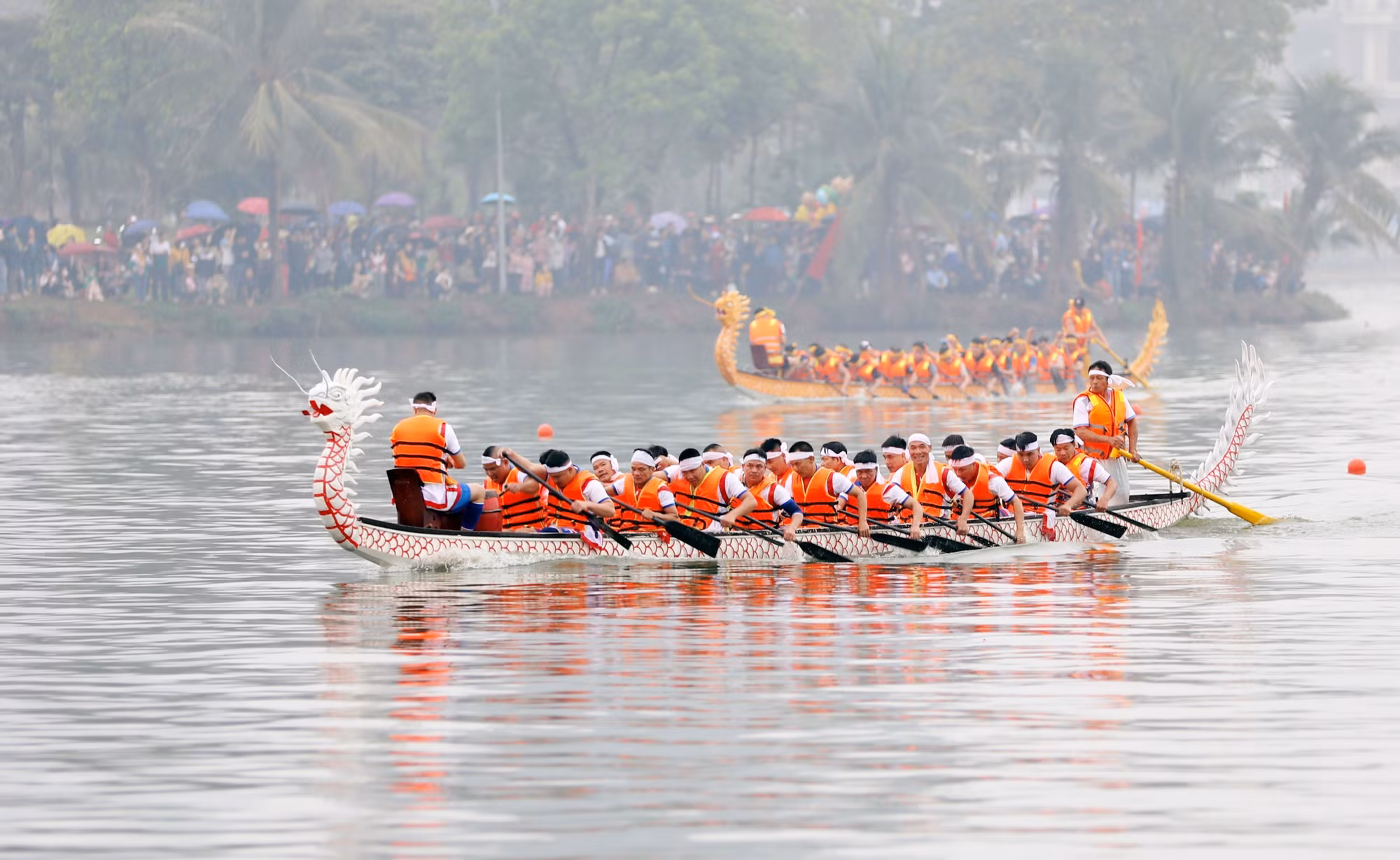 potal-phu-tho-man-nhan-cuoc-dua-boi-chai-tren-ho-cong-vien-van-lang-nam-2025-7956444.jpg