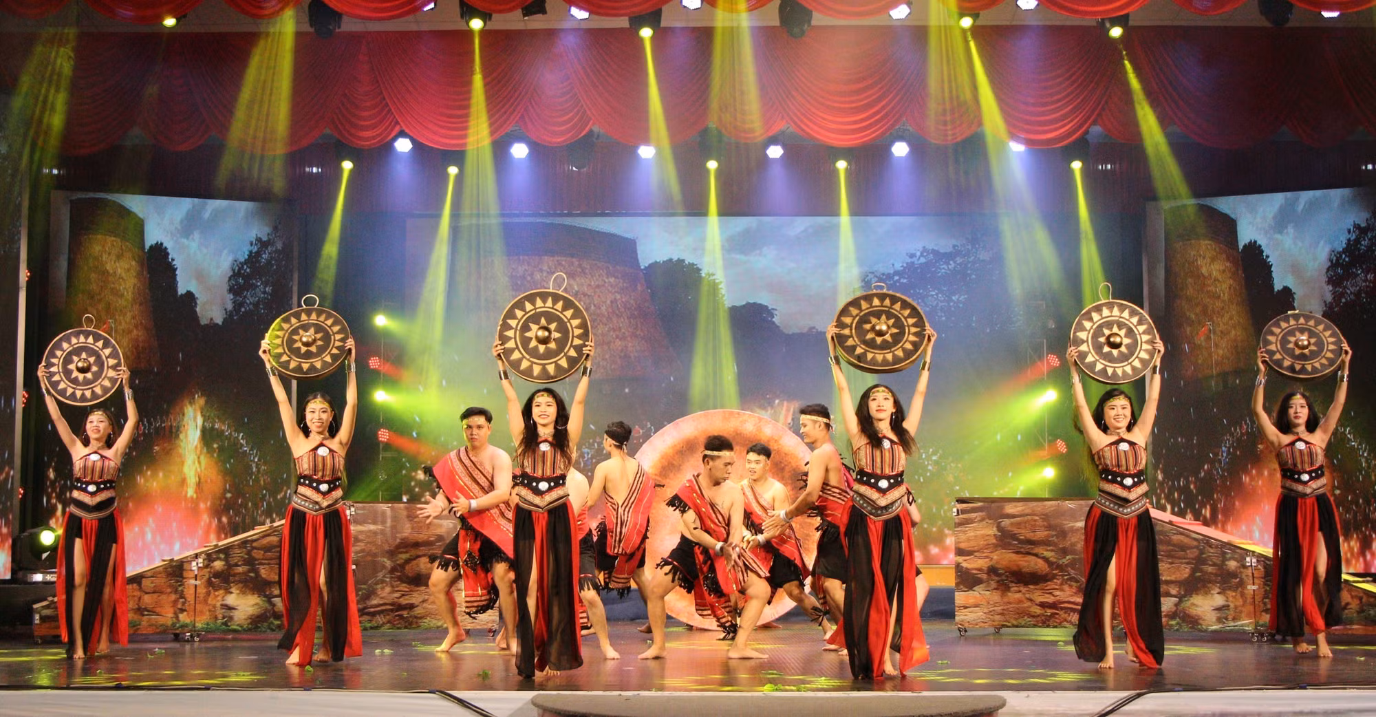 potal-lien-hoan-nghe-thuat-cac-dan-toc-tinh-hau-giang-7981413.jpg