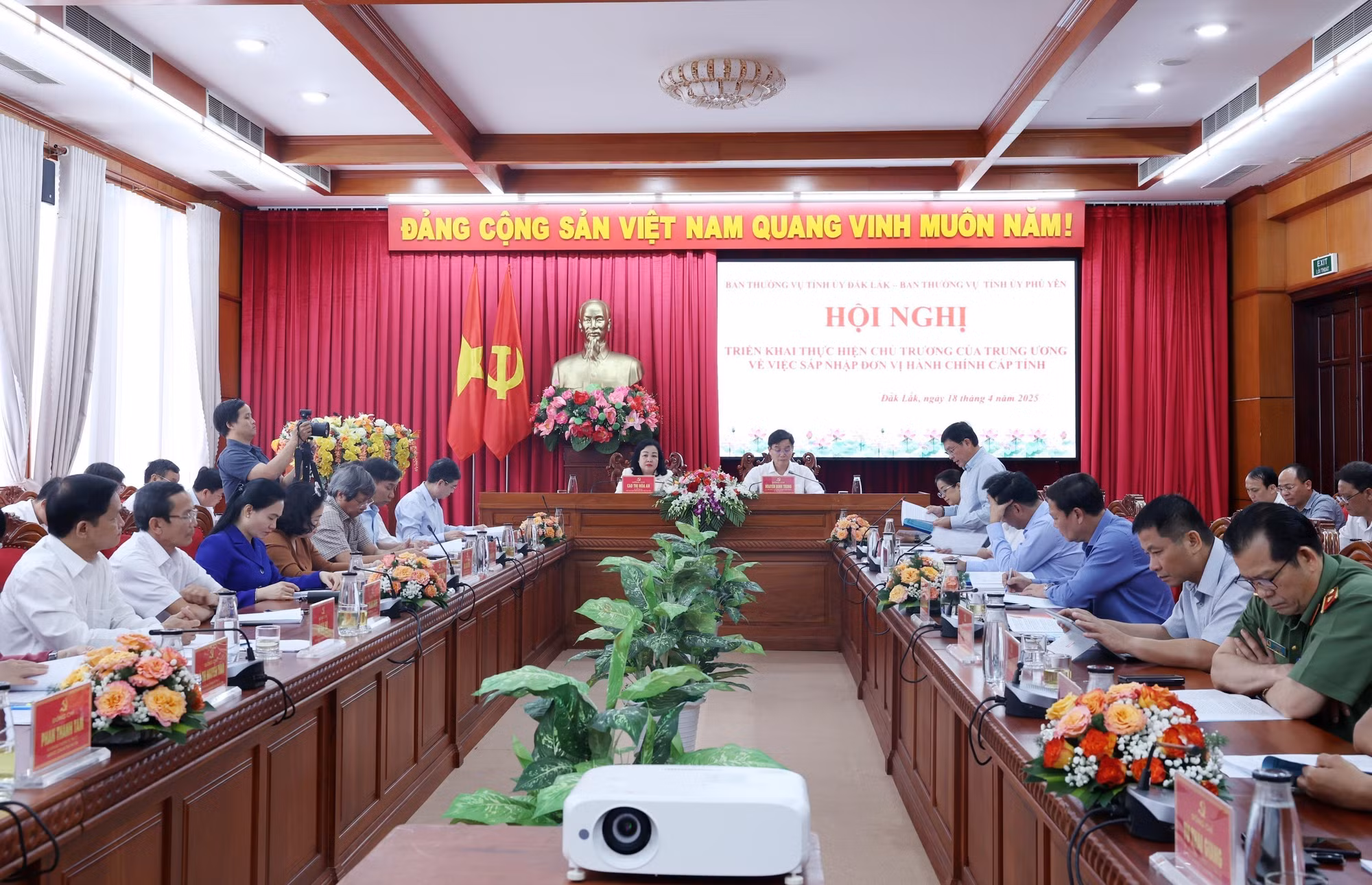potal-dak-lak-hoi-nghi-trien-khai-thuc-hien-chu-truong-cua-trung-uong-ve-viec-sap-nhap-don-vi-hanh-chinh-cap-tinh-7981084.jpg