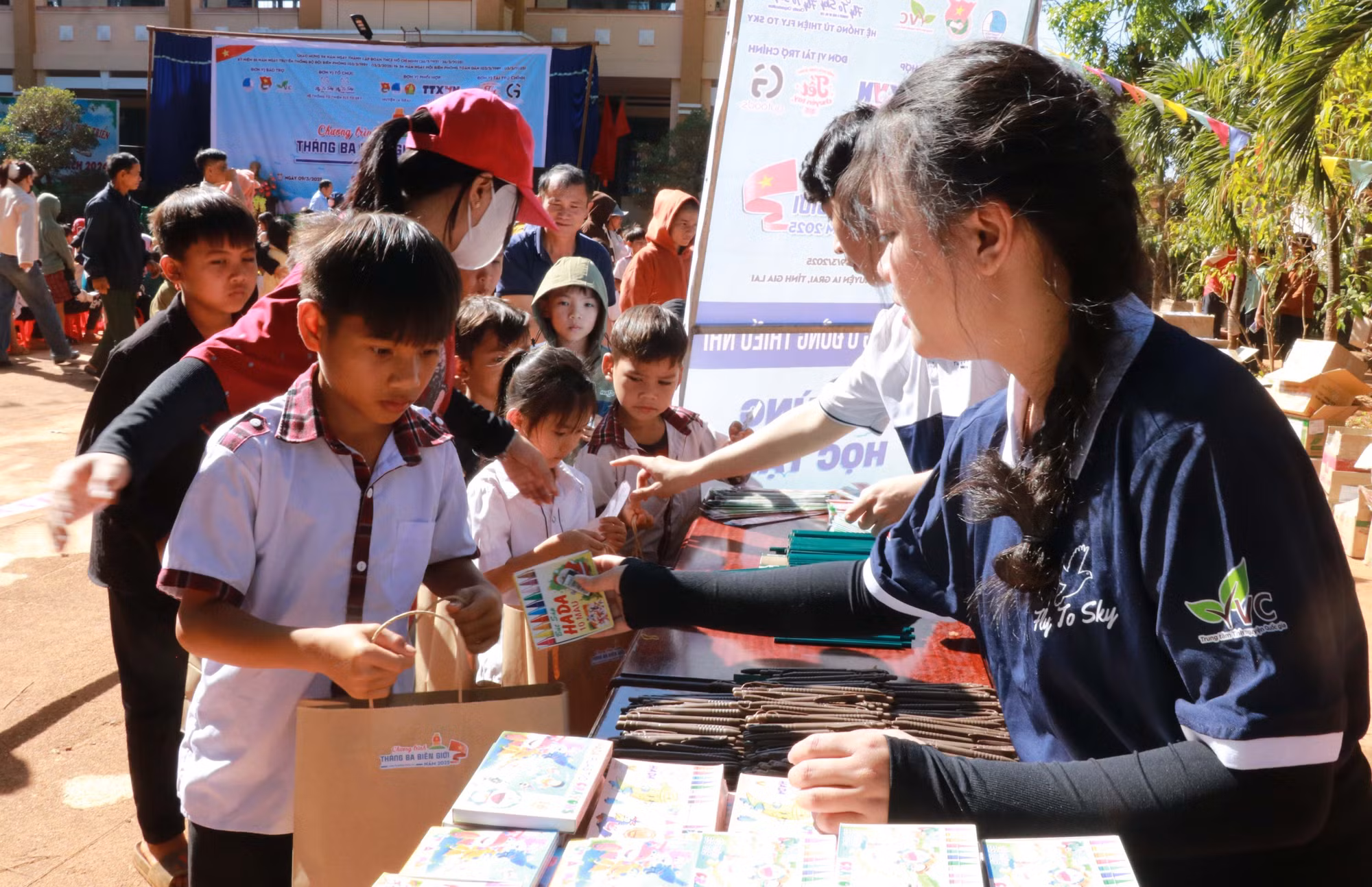 potal-ttxvn-phoi-hop-to-chuc-chuong-trinh-thang-ba-bien-gioi-tai-gia-lai-7902951.jpg