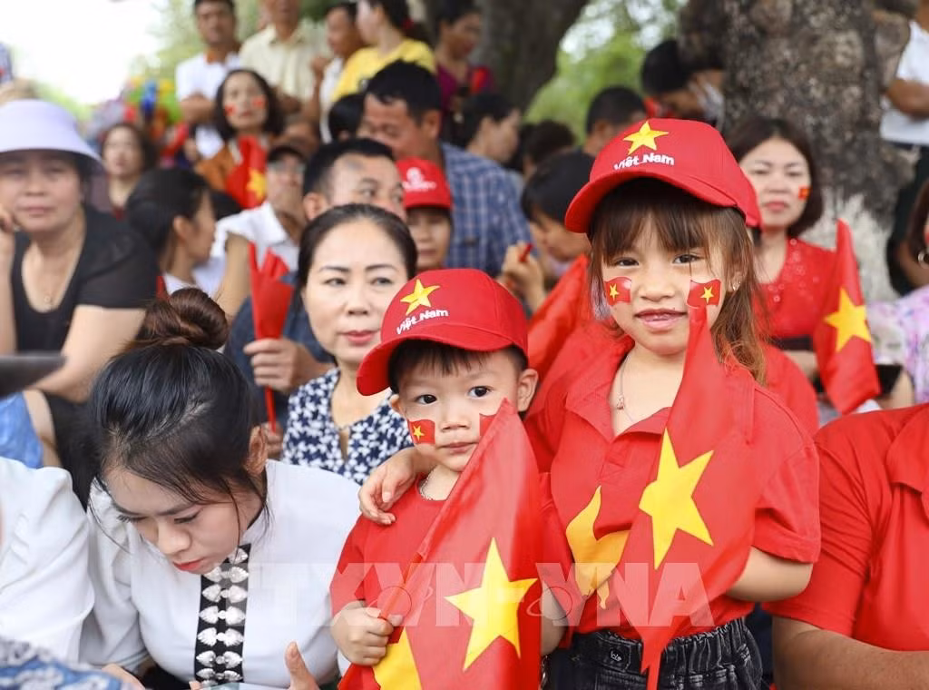 074807-dien-bien-ron-rang-truoc-gio-khai-le.jpg