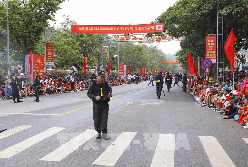 074818-dien-bien-ron-rang-truoc-gio-khai-le.jpg