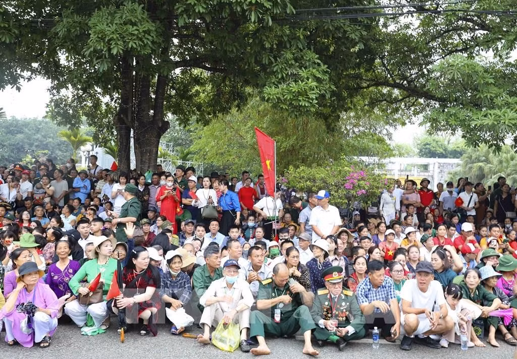 074846-dien-bien-ron-rang-truoc-gio-khai-le.jpg