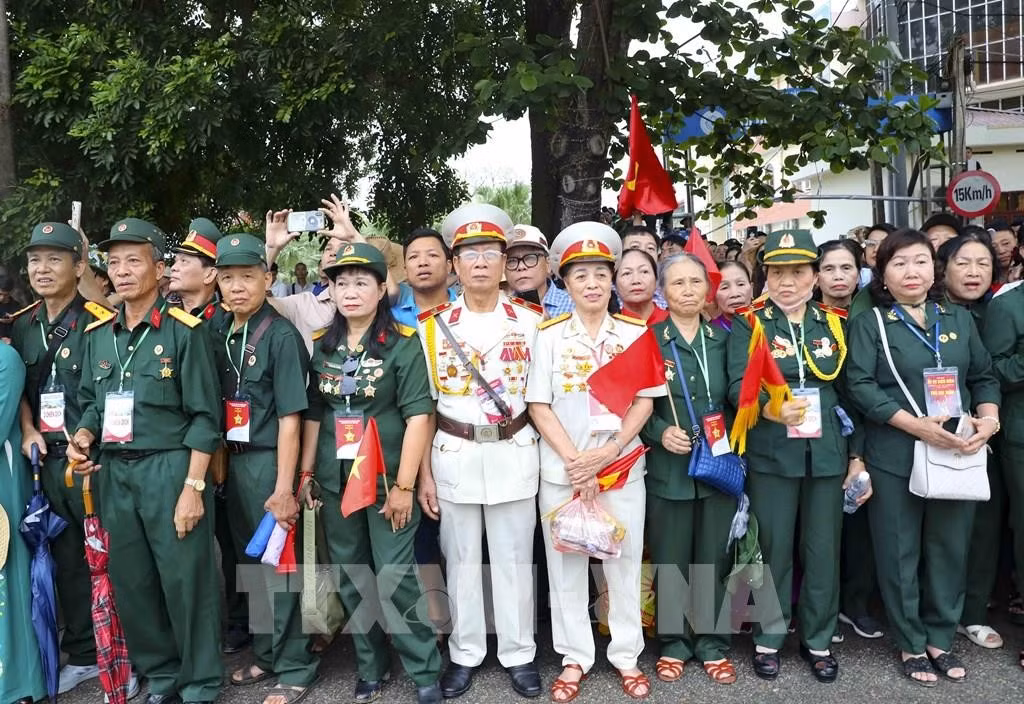 074730-dien-bien-ron-rang-truoc-gio-khai-le.jpg