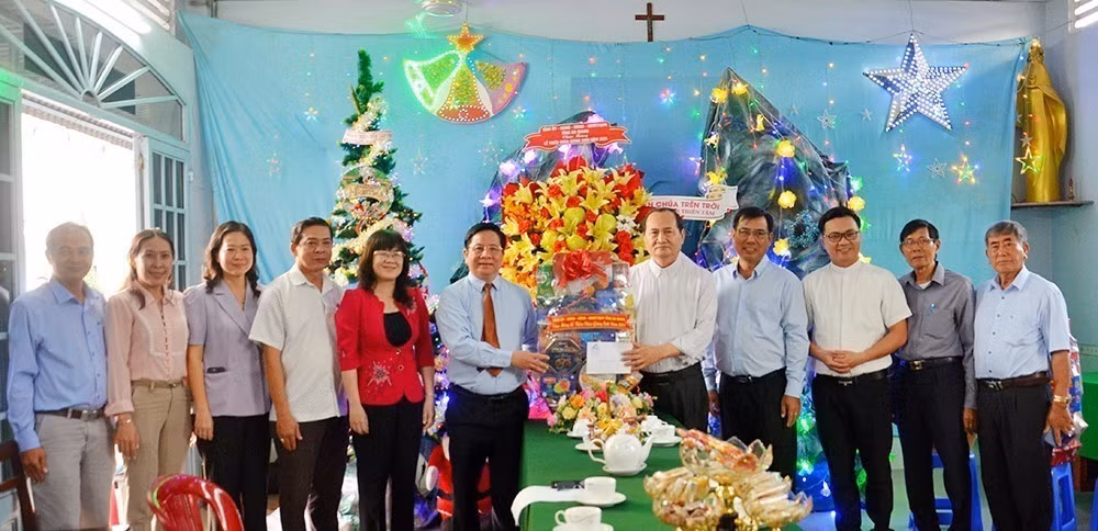 potal-dong-bao-cong-giao-tin-lanh-tinh-an-giang-han-hoan-chao-don-giang-sinh-7769911.jpg