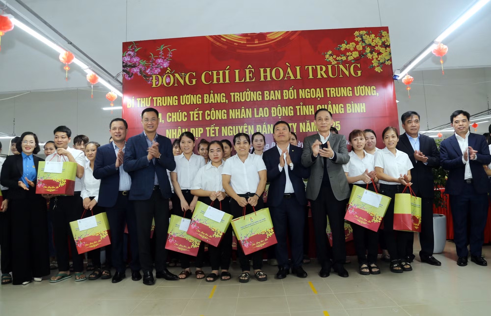 potal-dong-chi-le-hoai-trung-trao-qua-tet-cho-ho-ngheo-nguoi-lao-dong-tai-quang-binh-7815349.jpg