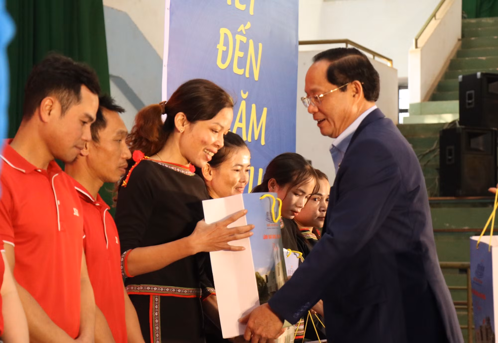potal-pho-chu-tich-quoc-hoi-tran-quang-phuong-tham-tang-qua-tet-nguoi-lao-dong-dak-lak-7815209.jpg