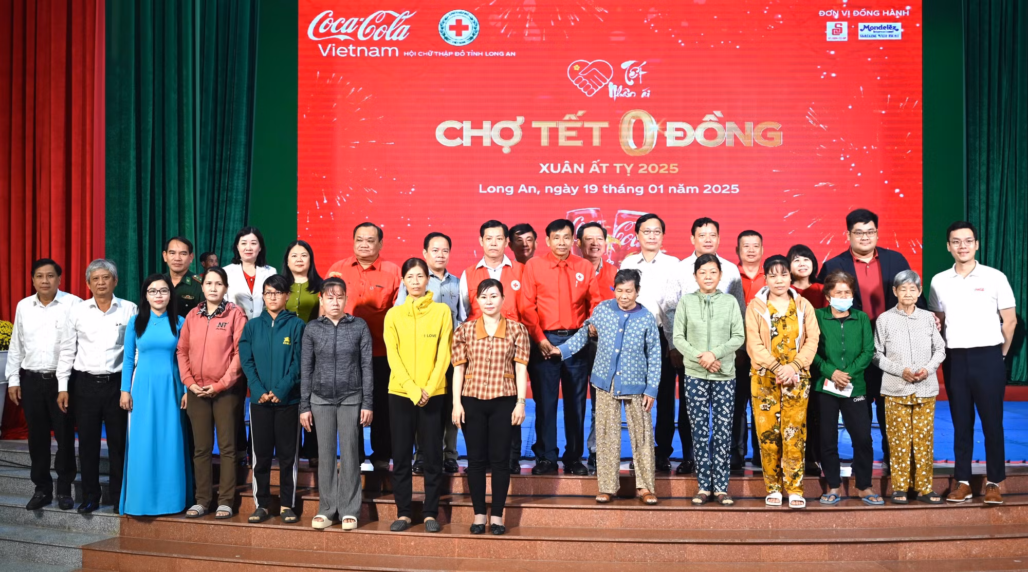 potal-1000-phan-qua-tet-duoc-trao-cho-nguoi-dan-kho-khan-tai-long-an-7815470.jpg