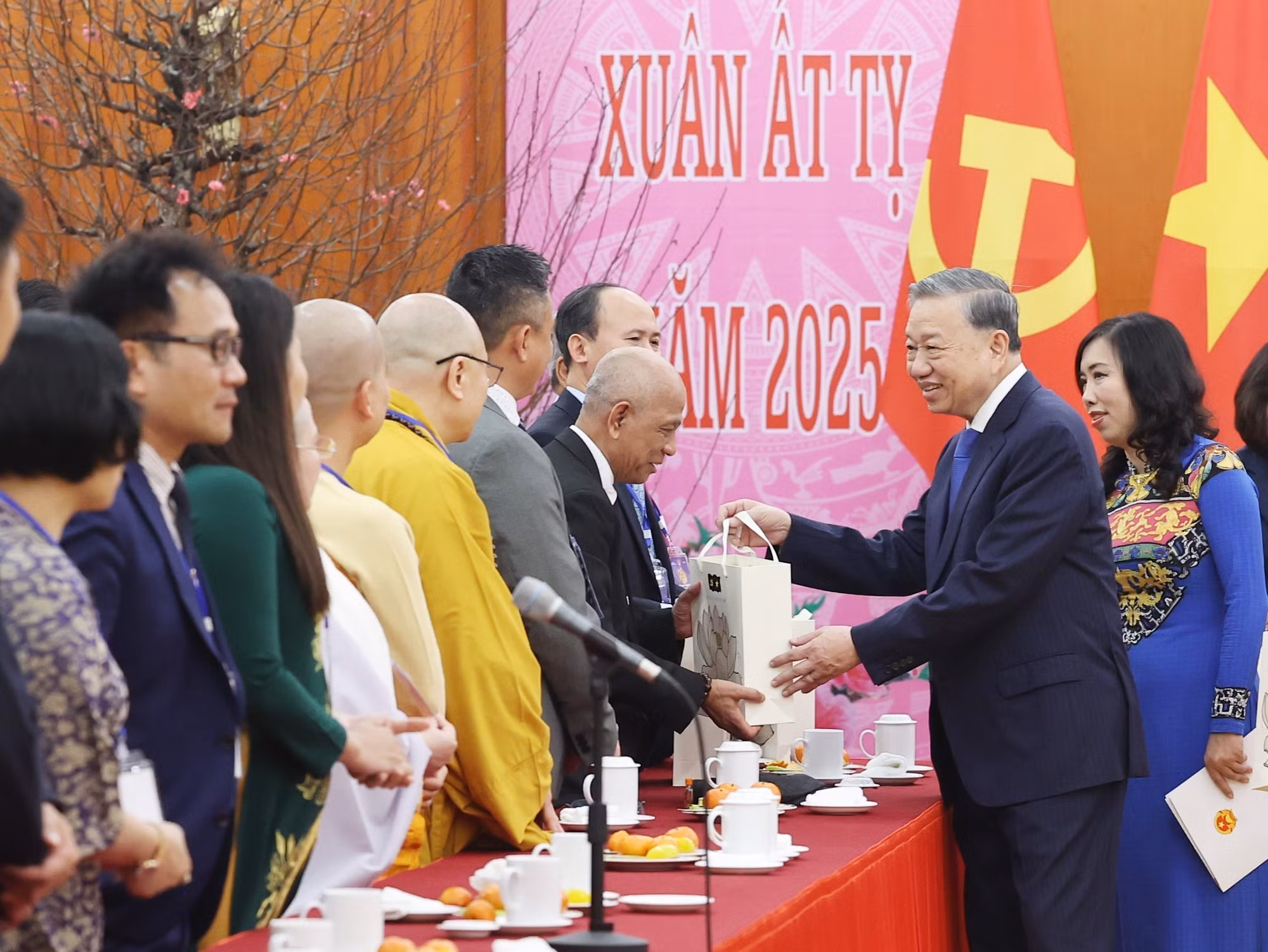 potal-tong-bi-thu-to-lam-gap-go-doan-kieu-bao-tieu-bieu-tham-du-chuong-trinh-xuan-que-huong-2025-7815555.jpg