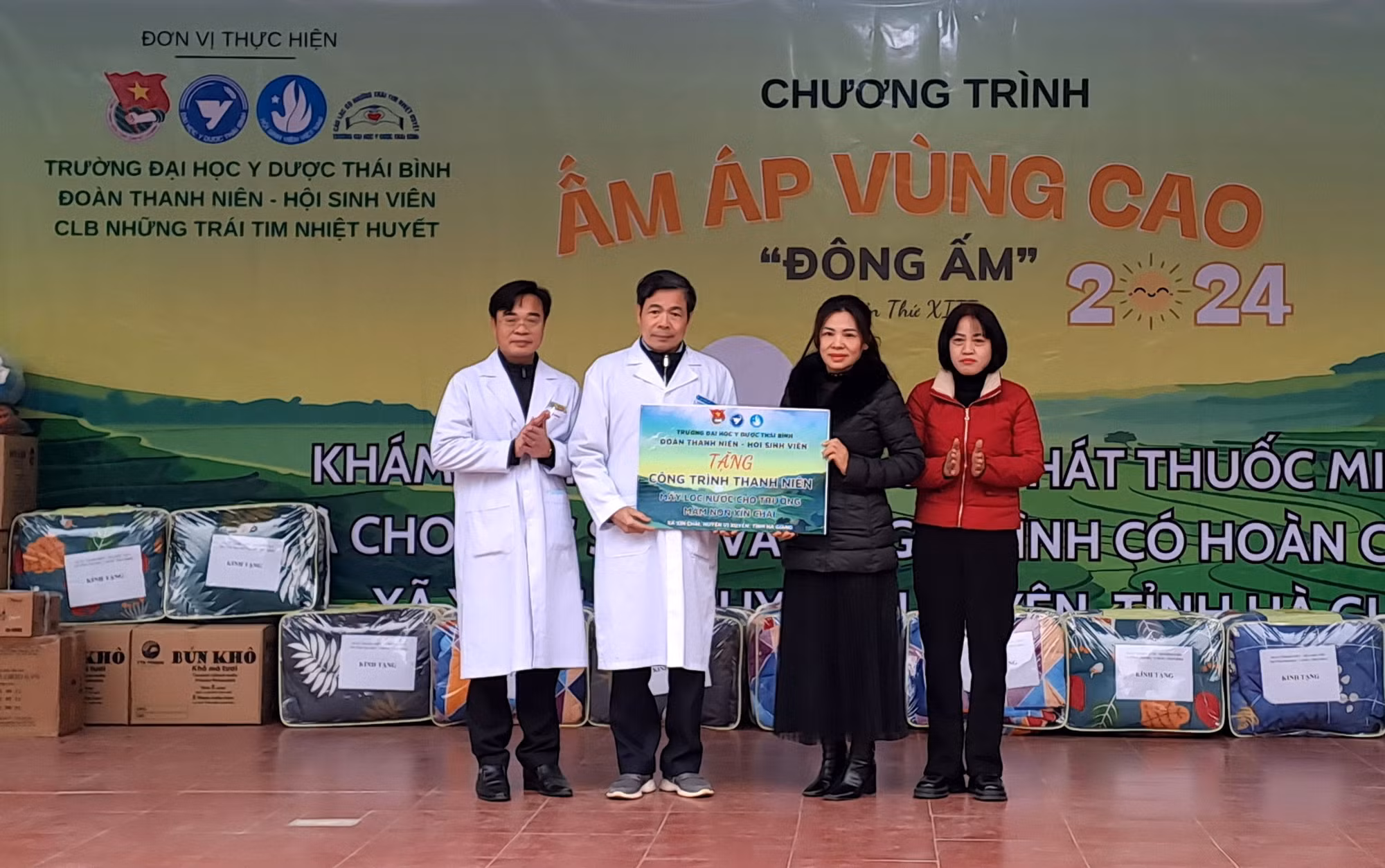 potal-trao-qua-kham-benh-va-cap-thuoc-mien-phi-cho-nguoi-dan-va-hoc-sinh-vung-bien-gioi-ha-giang-7815230.jpg