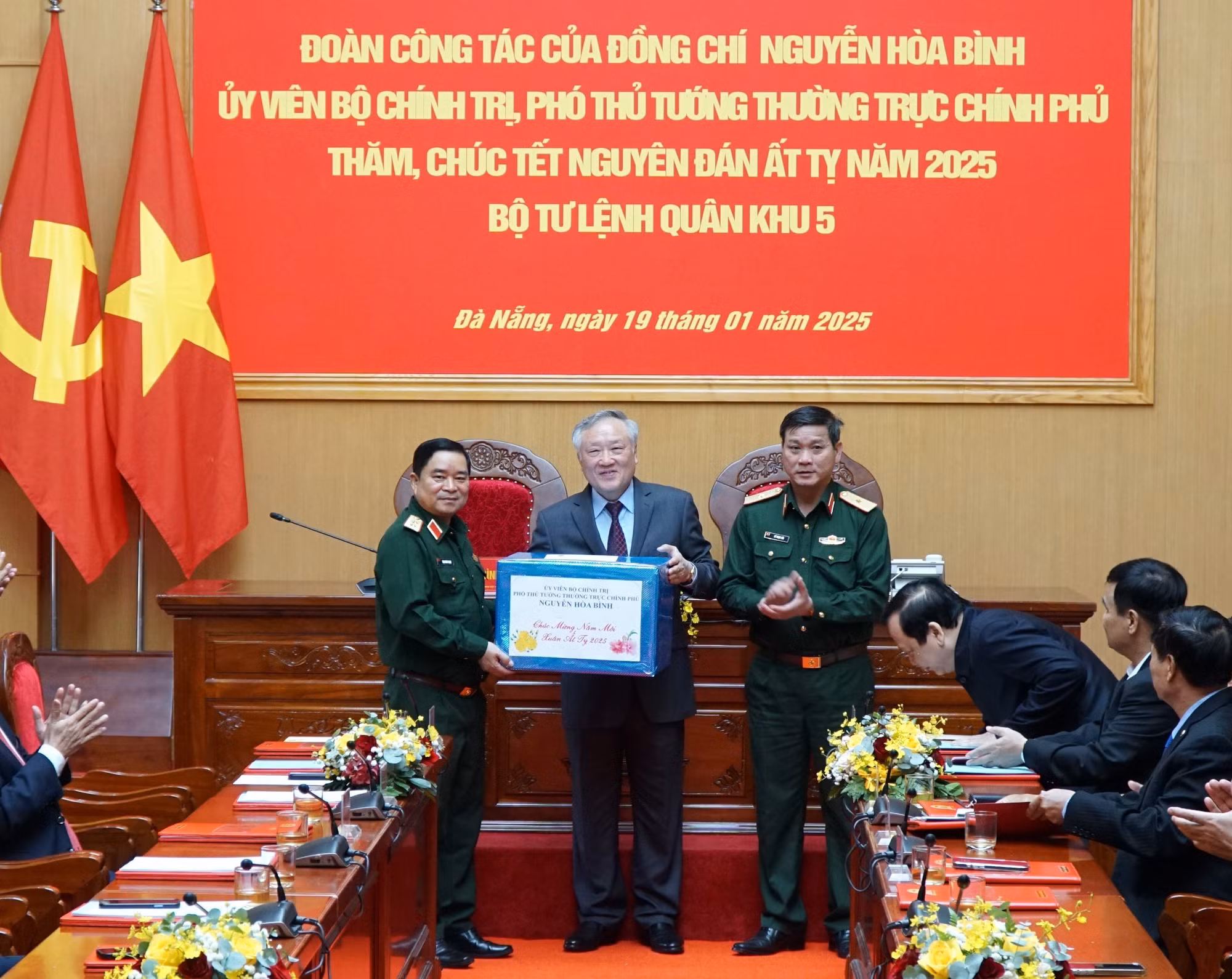 potal-pho-thu-tuong-thuong-truc-nguyen-hoa-binh-tham-chuc-tet-can-bo-chien-sy-quan-khu-5-7815281.jpg