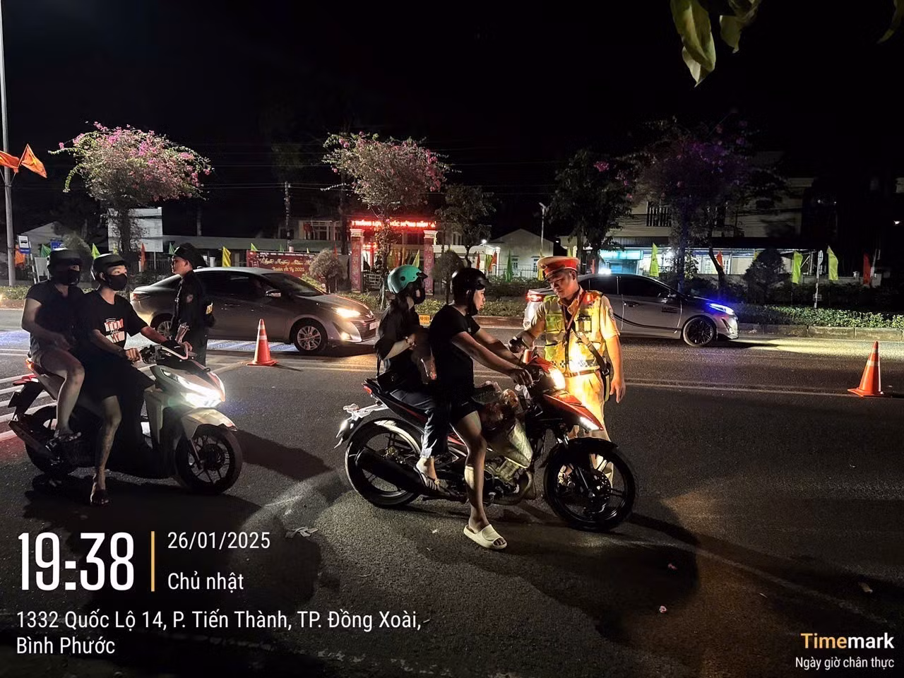 potal-binh-phuoc-luc-luong-canh-sat-giao-thong-xuyen-tet-dam-bao-trat-tu-an-toan-giao-thong-7833258.jpg