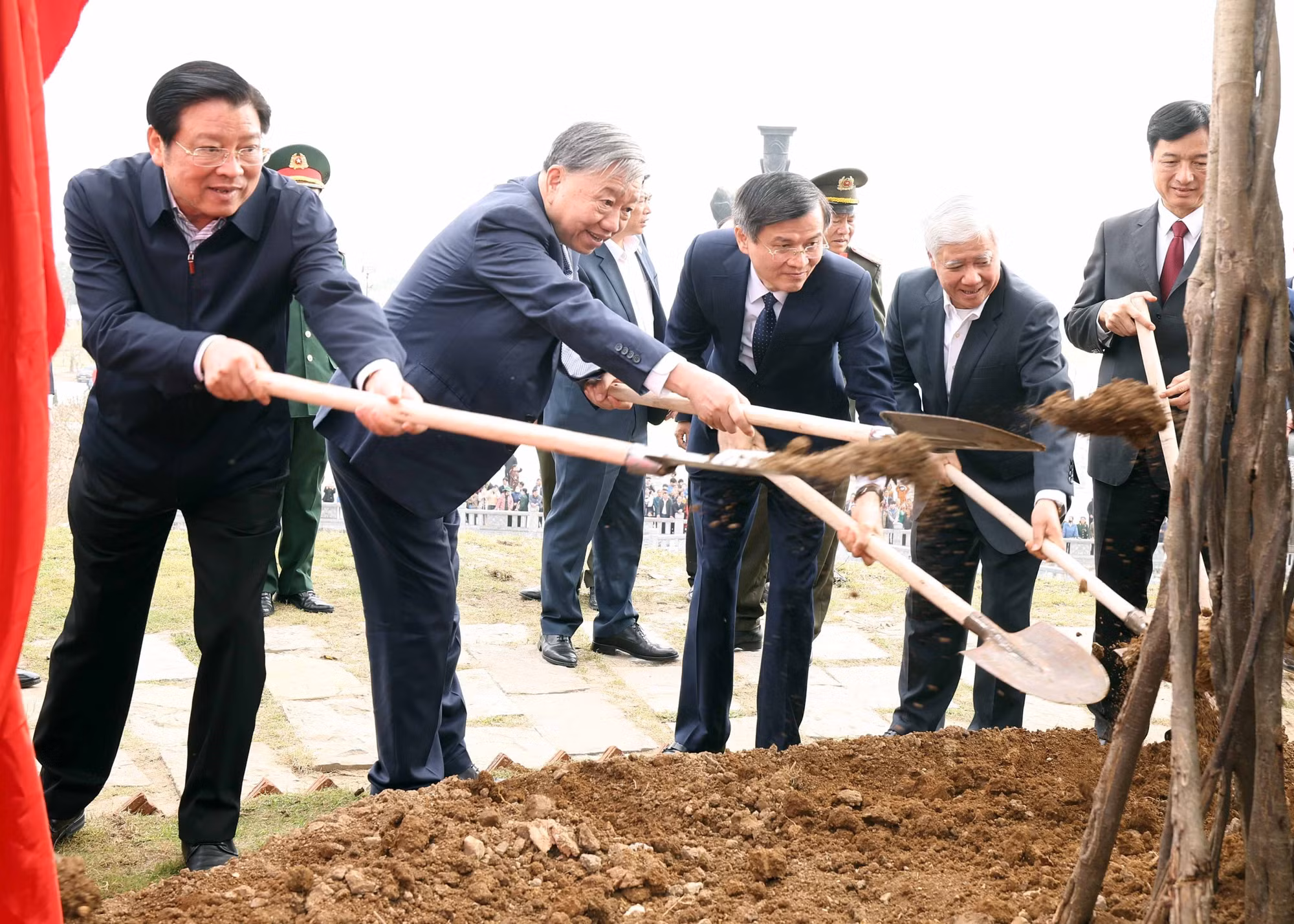 potal-tong-bi-thu-to-lam-du-le-phat-dong-tet-trong-cay-doi-doi-nho-on-bac-ho-xuan-at-ty-2025-7833433.jpg