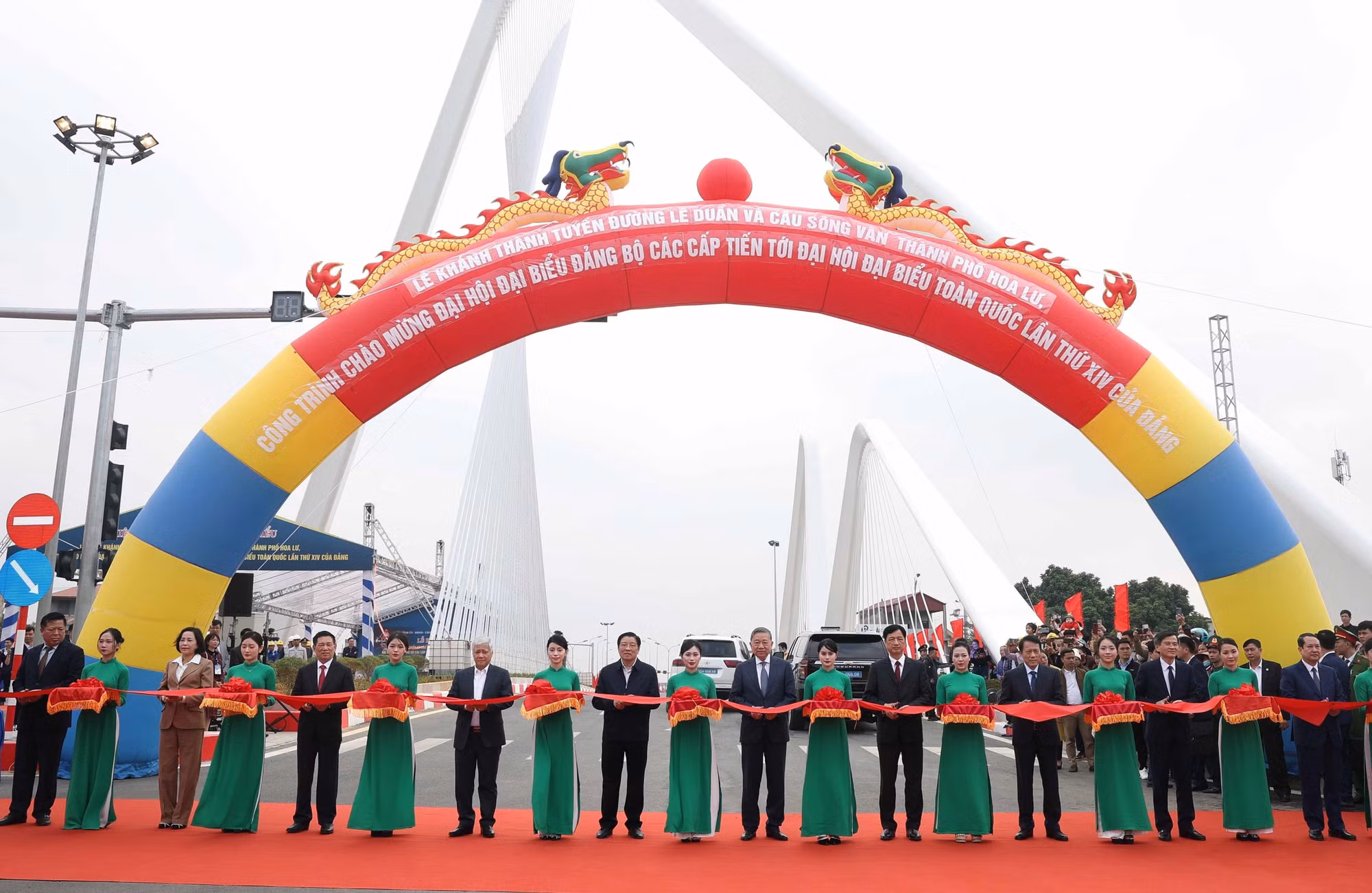 potal-tong-bi-thu-to-lam-va-doan-cong-tac-trung-uong-du-le-khanh-thanh-tuyen-duong-le-duan-va-cau-song-van-7833417.jpg