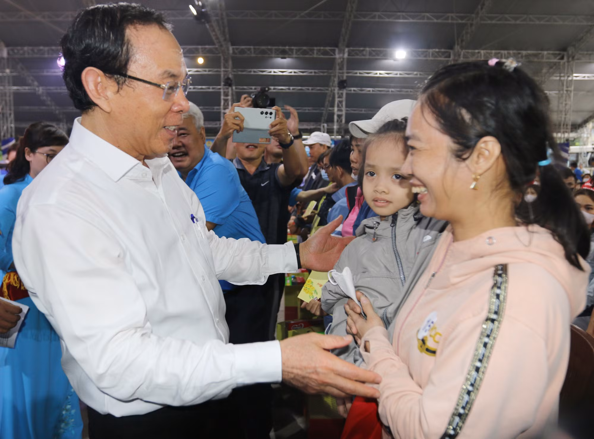 potal-bi-thu-thanh-uy-thanh-pho-ho-chi-minh-tien-cong-nhan-lao-dong-ve-que-don-tet-7827697.jpg