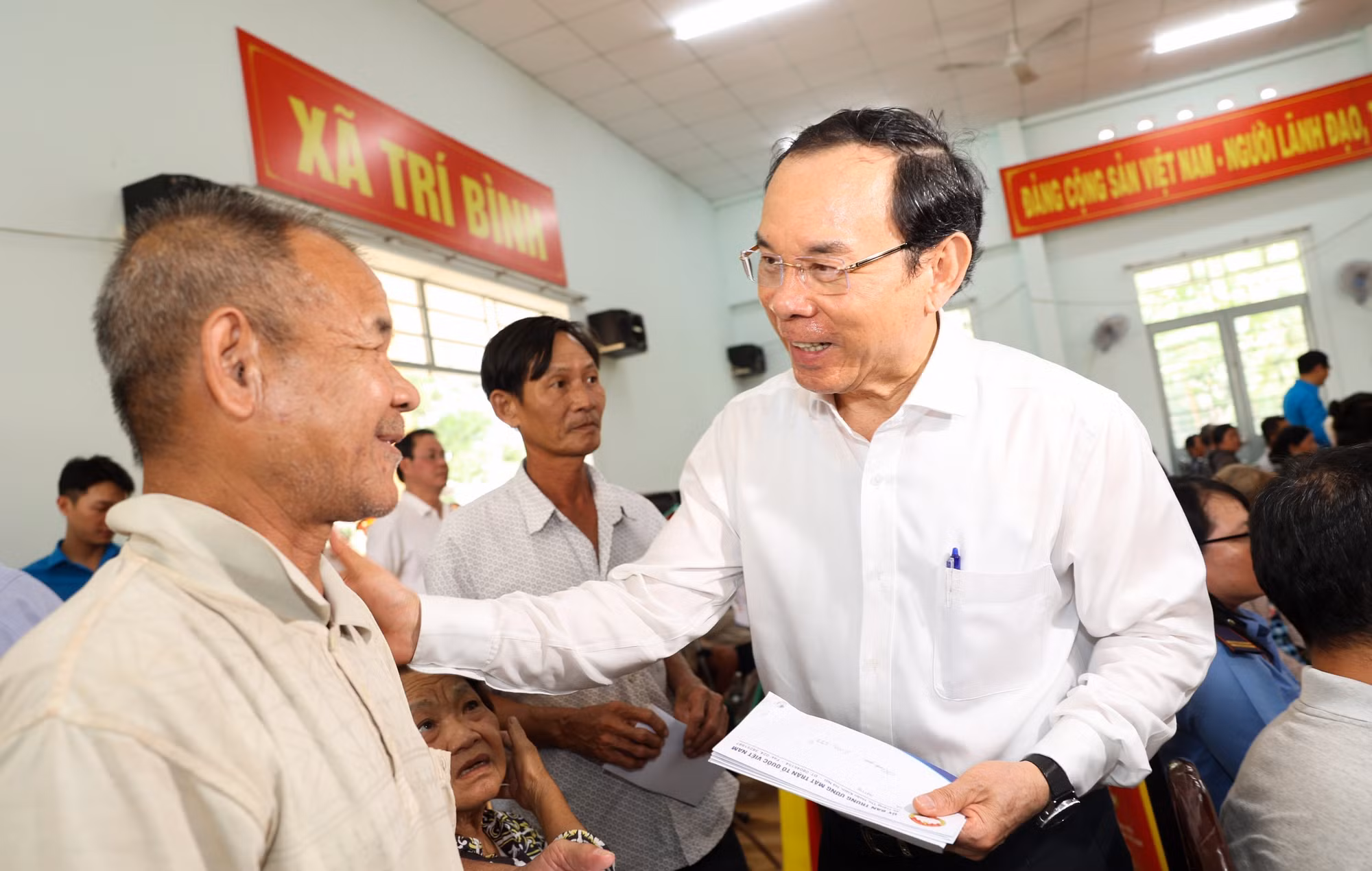 potal-bi-thu-thanh-uy-thanh-pho-ho-chi-minh-trao-qua-tet-va-nha-dai-doan-ket-cho-nguoi-dan-tay-ninh-7828268.jpg