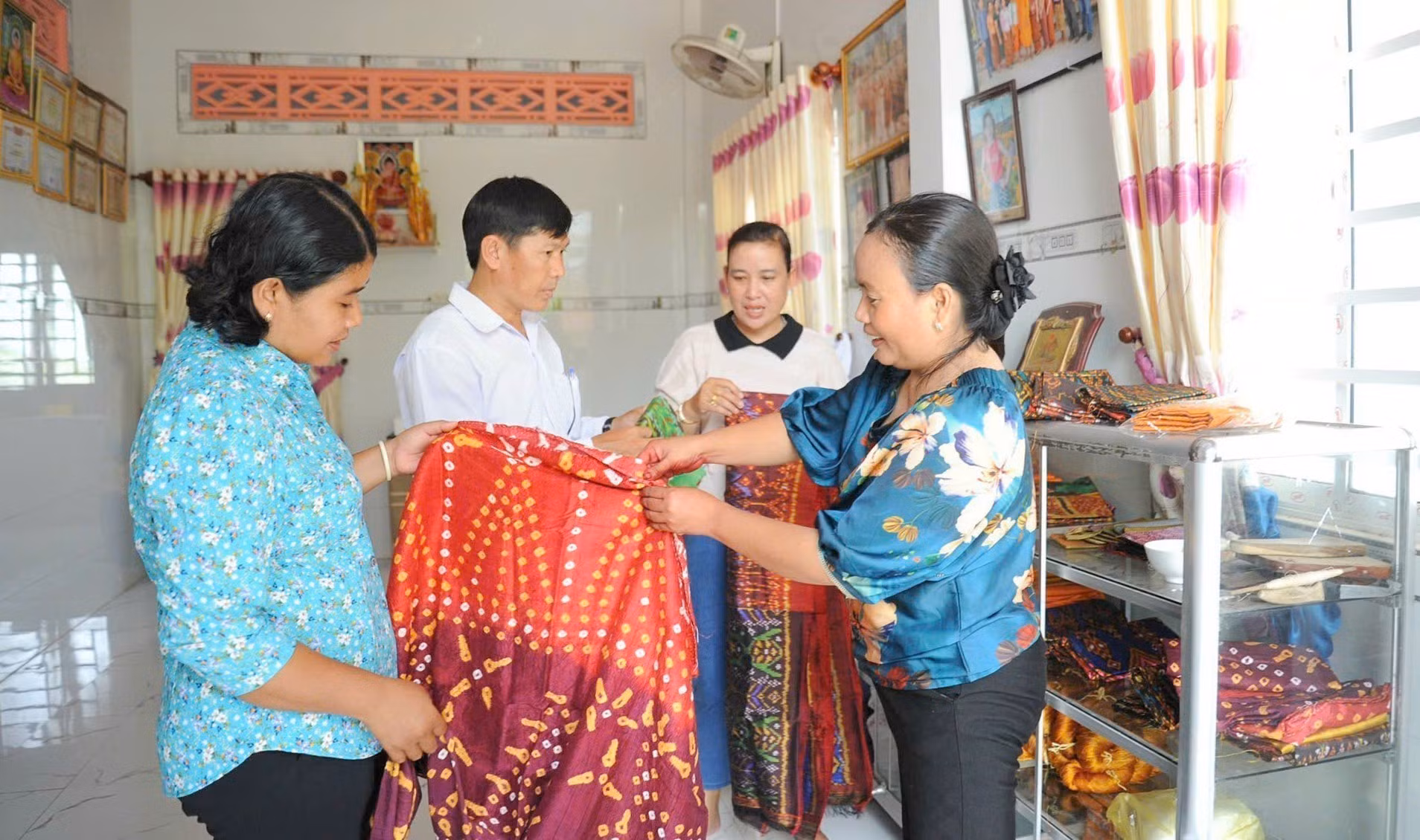 potal-bao-ton-va-phat-trien-nghe-det-tho-cam-cua-dong-bao-khmer-an-giang-7856436.jpg