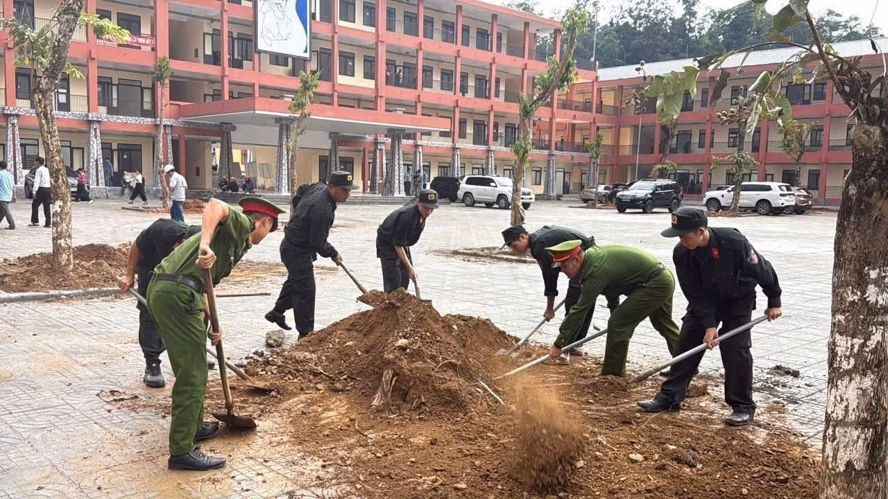 Cán bộ, chiến sĩ Công an tỉnh Tuyên Quang san gạt mặt bằng, chỉnh trang khuôn viên Trường Phổ thông nội trú liên cấp Tiểu học và THCS Thanh Thủy, xã Thanh Thủy (tỉnh Tuyên Quang).