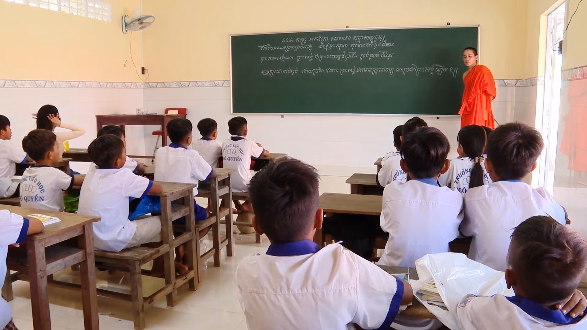 Lớp dạy chữ Khmer hè tại chùa Xiêm Cán (phường Hiệp Thành, tỉnh Cà Mau). Ảnh: TTXVN phát