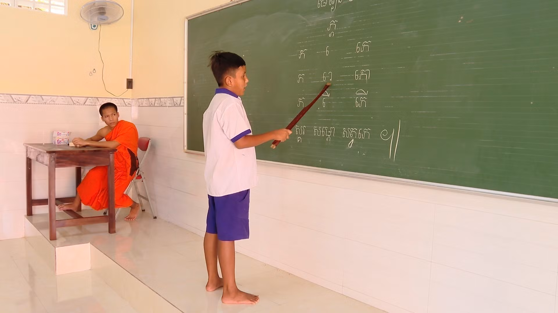 Học sinh đọc đánh vần chữ Khmer tại lớp học hè ở chùa Xiêm Cán (phường Hiệp Thành, tỉnh Cà Mau). Ảnh: TTXVN phát