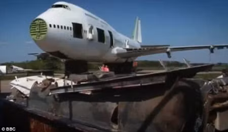 Biến Boeing 747 thành sắt vụn ảnh 1